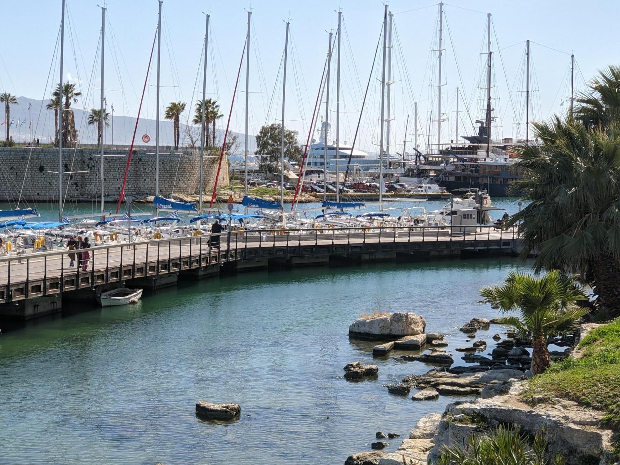 Harbor View Haven Apartment Piraeus Bagian luar foto